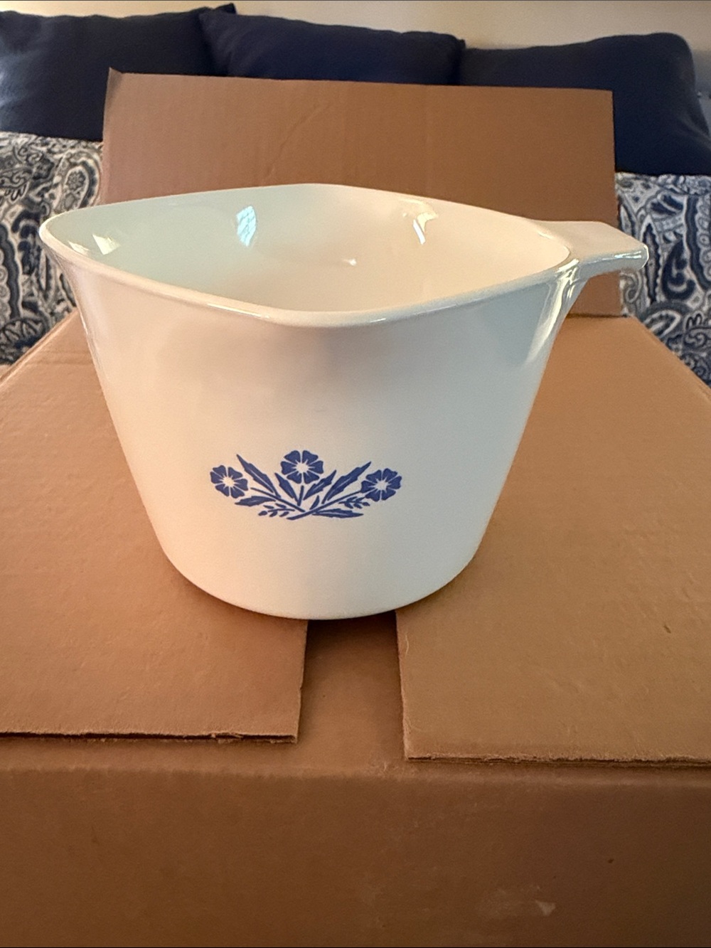 White Ceramic 1 quart Sauce Bowl with Blue Floral Accent - Home Kitchen